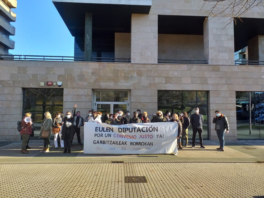 Protestas de las trabajadoras de las subcontratas de limpieza de la Diputación Foral de Gipuzkoa en defensa de un convenio sin recortes salariales