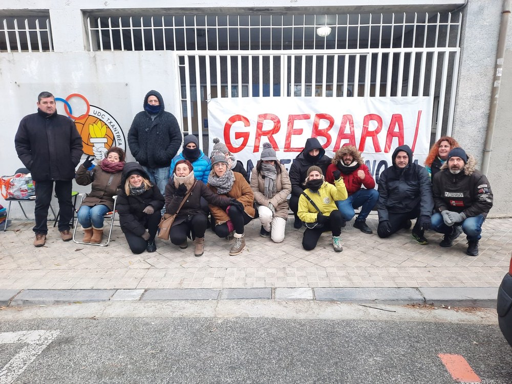Seguimiento masivo en la primera jornada de huelga en las piscinas de la Txantrea (Iruñea)