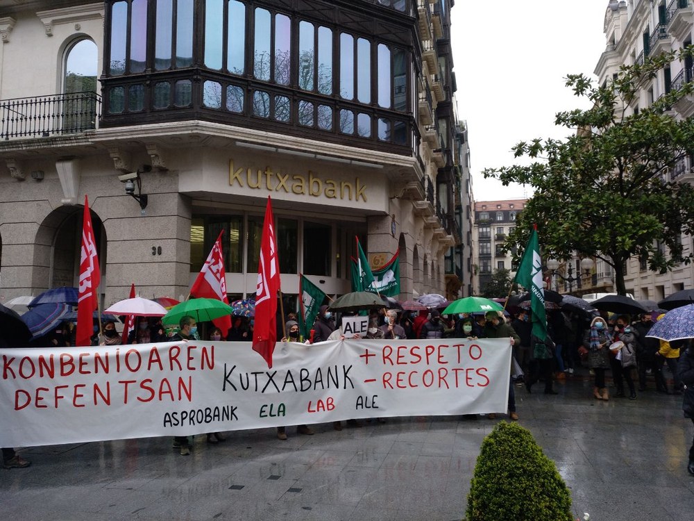 Segunda jornada de huelga en Kutxabank contra de los recortes laborales que la entidad bancaria pretende imponer