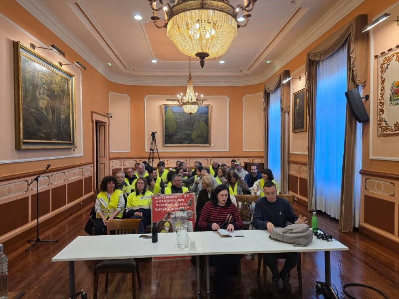 La plantilla pide soluciones en el pleno municipal, en su 25 día de huelga