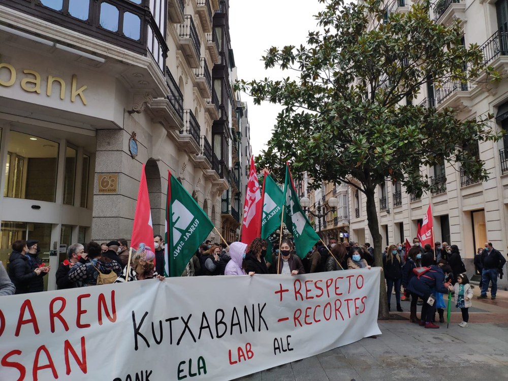 Más del 70 % de la plantilla de Kutxabank secunda el paro convocado por ELA, LAB, ALE y Asprobank