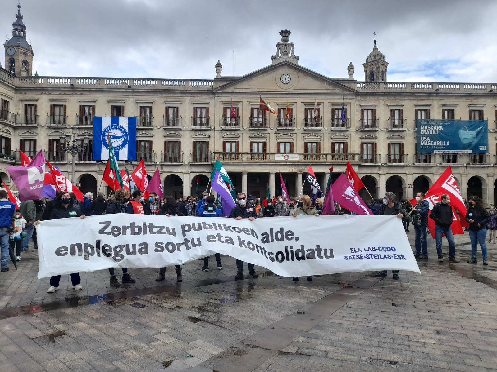 18.000 pertsona baino gehiagok manifestazioa egin dute Bilbon, Donostian eta Gasteizen, zerbitzu publikoen eta enplegu publikoa sortzearen eta finkatzearen alde #KontsolidazioaOrain
