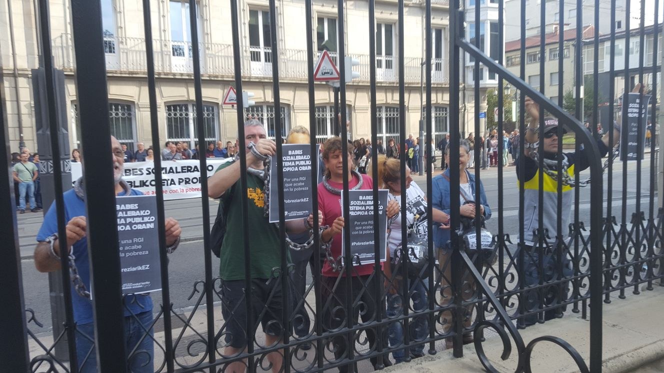 “Pobreziarekin amaituko duten politikak behar ditugu”