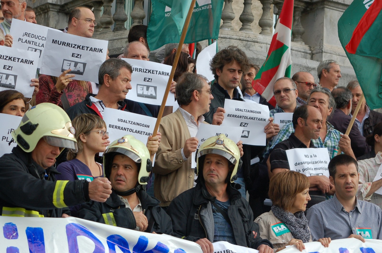 60 bilkura herri-administrazioetako zentroen aurrean