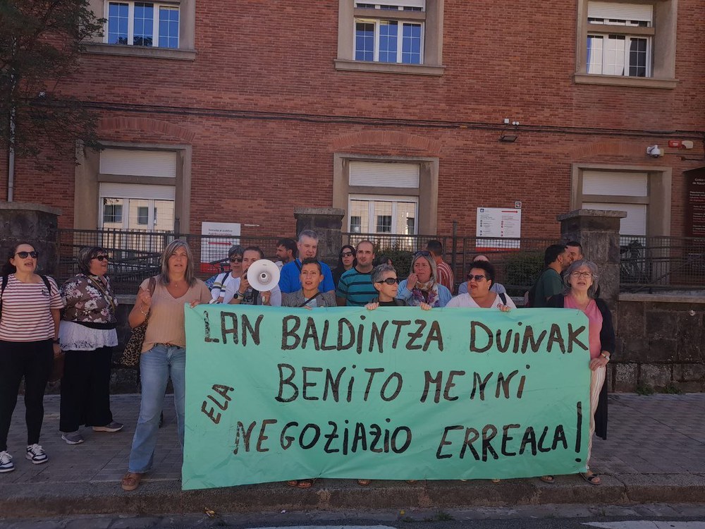 60 greba egun bete dituzte murrizketen aurka eta kalitatezko zerbitzu baten alde