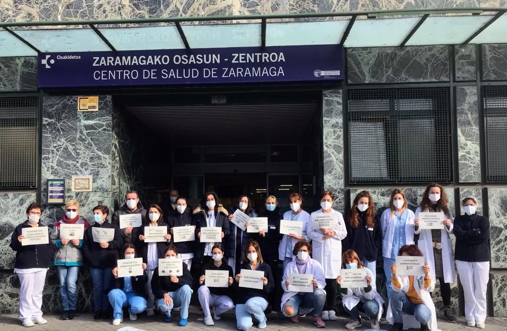 Abenduaren 22an, elkarretaratzeak osasun zentroen aurrean, lehen mailako arretaren egoera salatzeko eta konponbideak eskatzeko