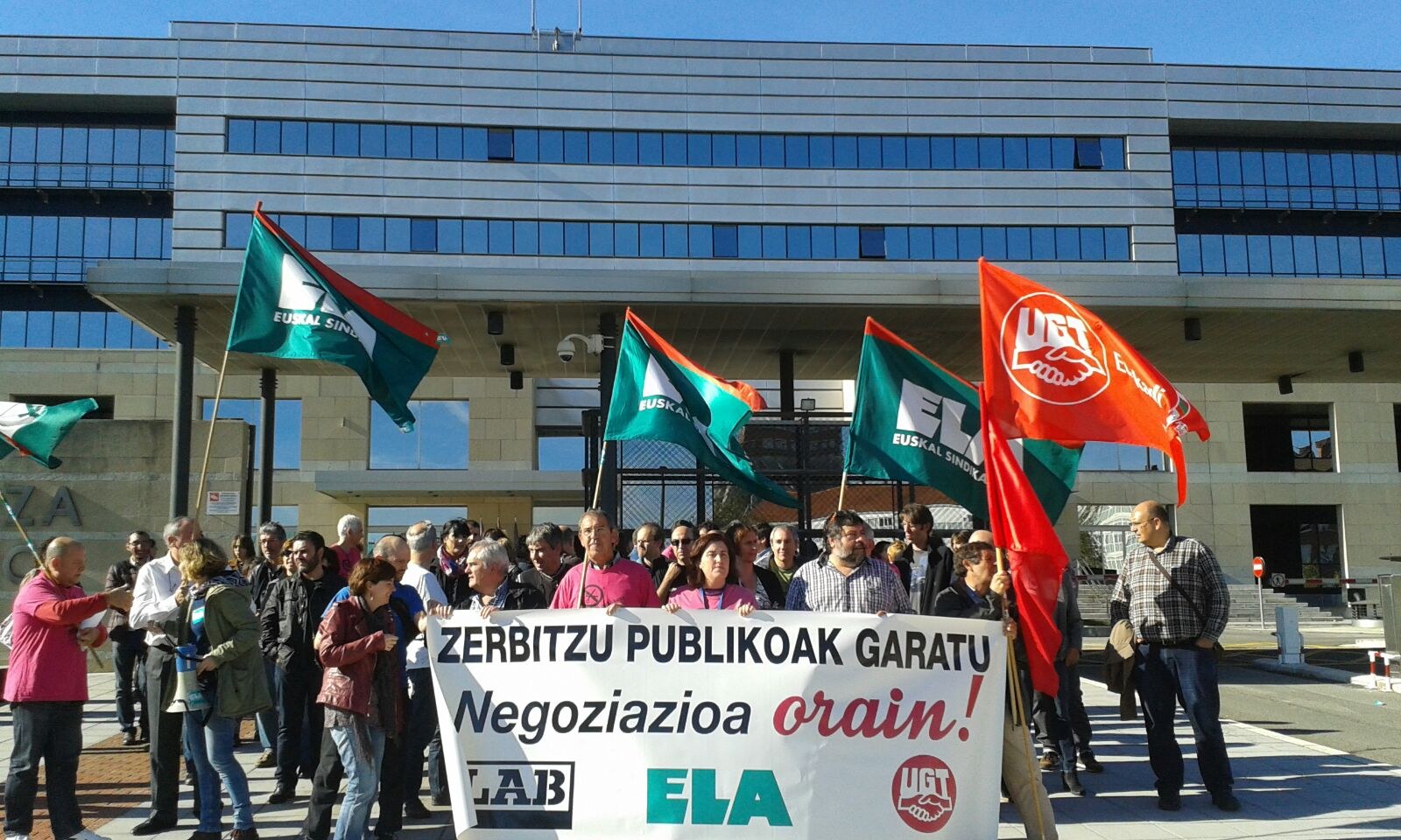 Administrazio publikoko ehundaka langilek murrizketak salatu dituzte