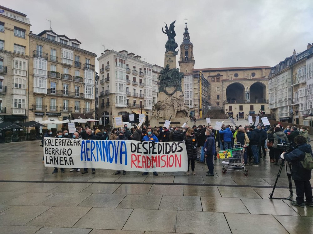 Aernnovako enplegu erregulazio espedientearen ondorioz orain urtebete kaleratutako langileak berriro hartzeko eskatu dute ELA, USO eta LABek