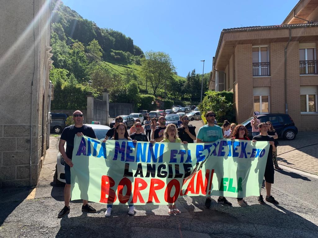 Aita Menni enpresako osasun mentaleko zein Etxetekeko langileek elkarreratzea egin dute negoziazioa desblokeatu dadin eskatzeko Aita Menni enpresako osasun mentaleko zein Etxetekeko langileek elkarreratzea egin dute negoziazioa desblokeatu dadin eskatzeko