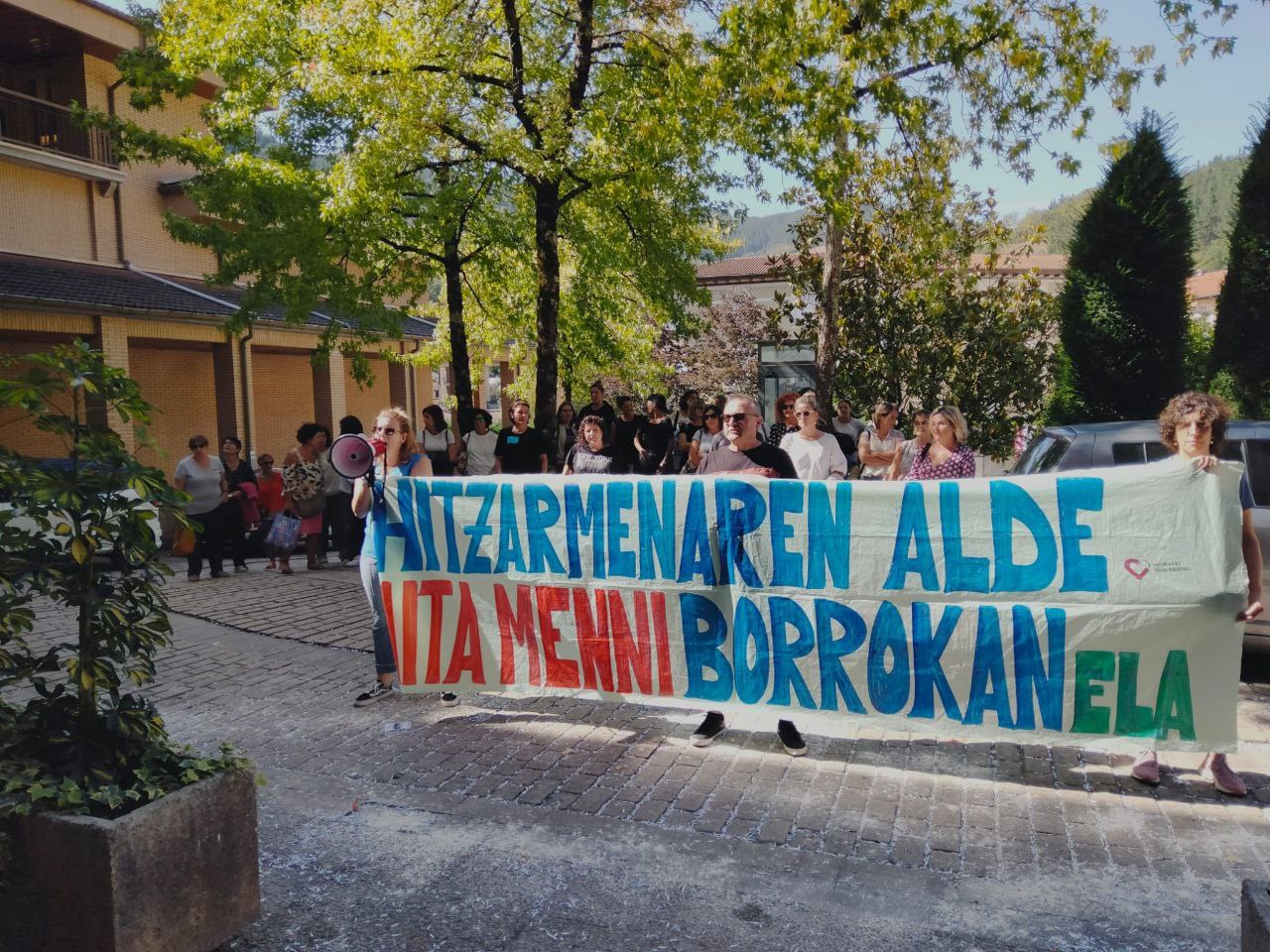 Aita Menniko langileek beste bost eguneko greba tanda hasi dute lan hitzarmenaren alde Aita Menniko langileek beste bost eguneko greba tanda hasi dute lan hitzarmenaren alde