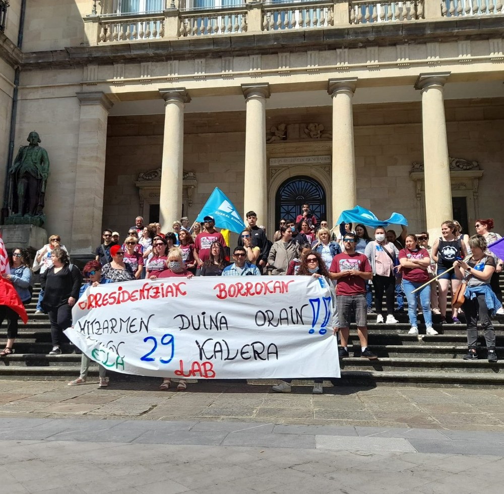 Arabako egoitza pribatuetako eta etxebizitza komunitarioetako langileek manifestazioa egin dute sektoreko lehen hitzarmena lortzeko
