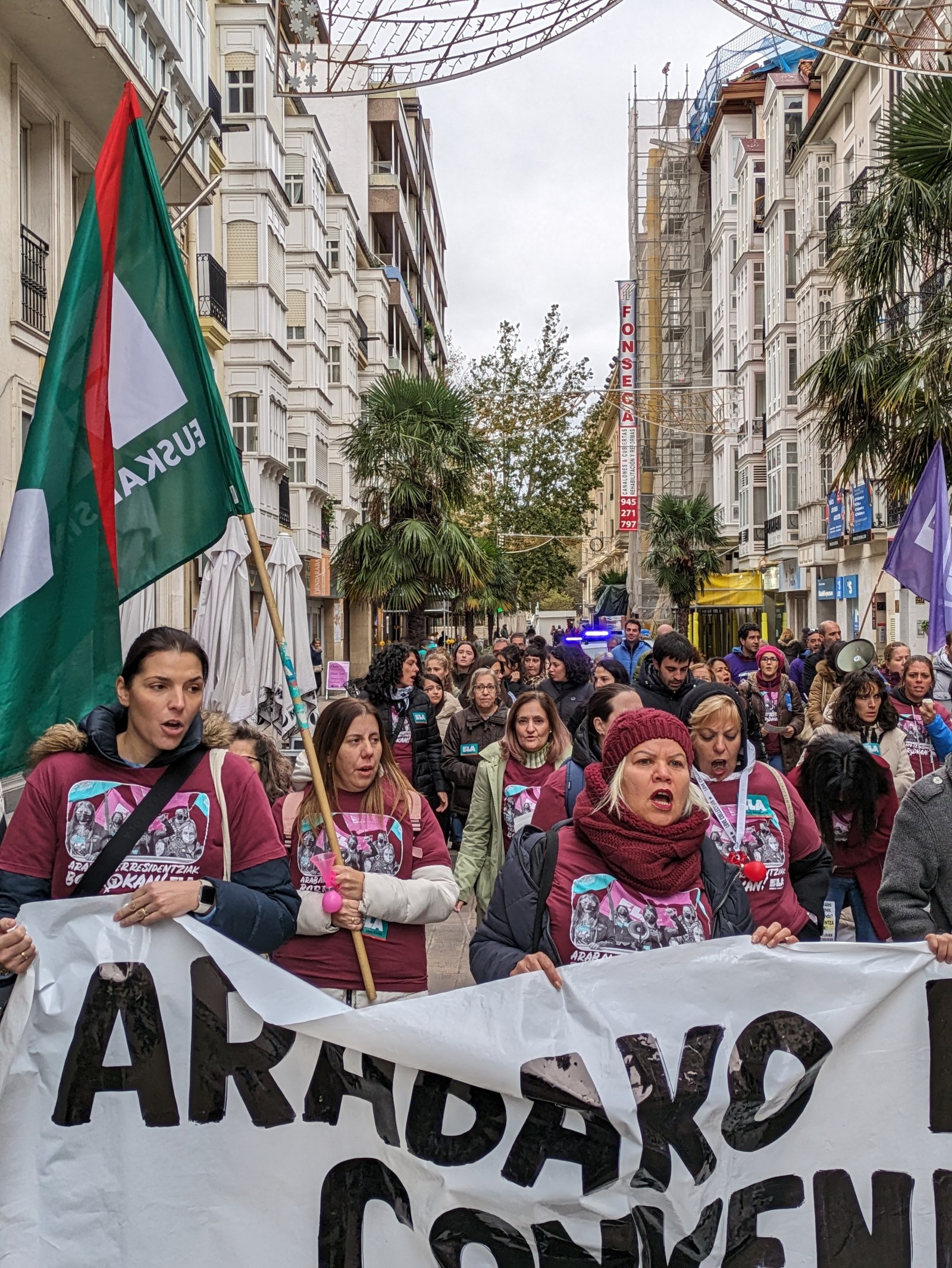 Langileak masiboki atera dira kalera hiru greba egunetako aurrenekoan Langileak masiboki atera dira kalera hiru greba egunetako aurrenekoan