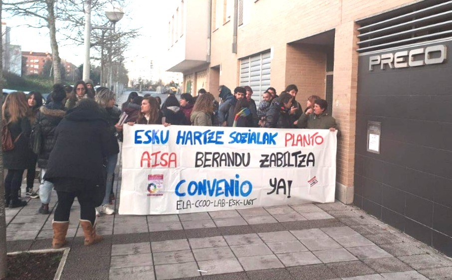 Arabako esku-hartze sozialeko langileek neurri prekariorik gabeko hitzarmena exijitu dute, sektoreko sindikatu guztien babesarekin