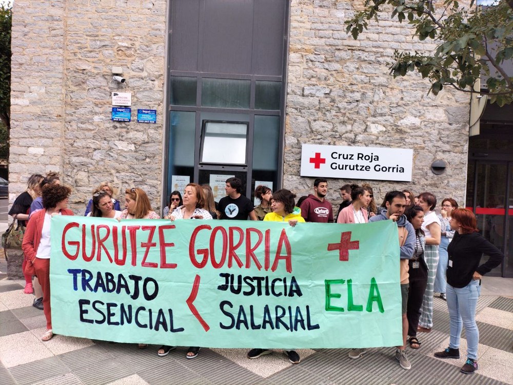 Arabako Gurutze Gorriko langileek elkarretaratzea egin dute  Esku-hartze Sozialeko hitzarmena soldata arloan aplika diezaieten eskatzeko