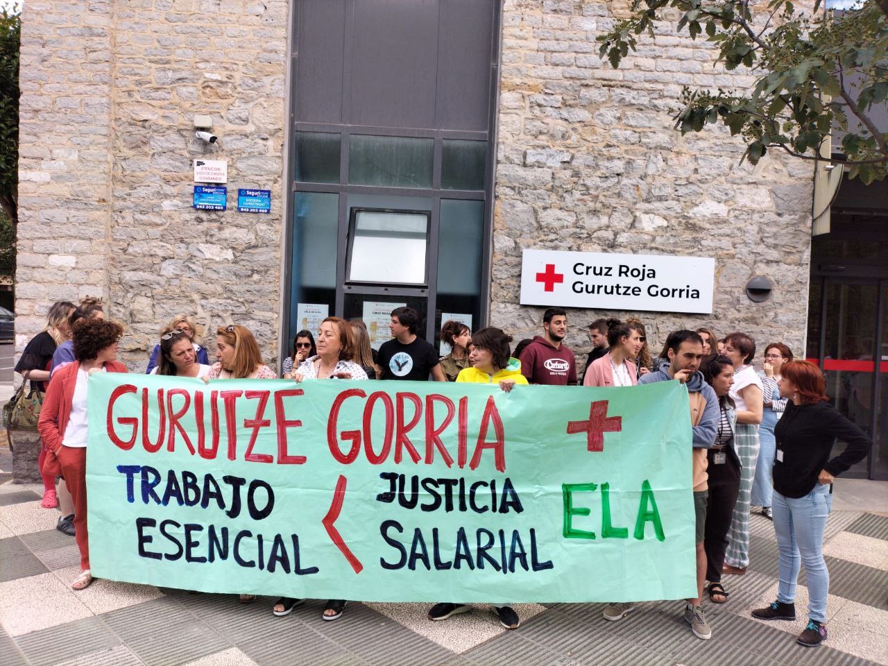 Arabako Gurutze Gorriko langileek elkarretaratzea egin dute  Esku-hartze Sozialeko hitzarmena soldata arloan aplika diezaieten eskatzeko