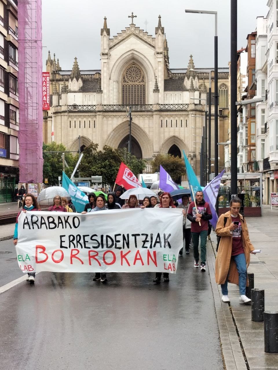 Arabako zahar egoitzetako langileek manifestazioa egin dute lan-hobekuntzak eskatzeko