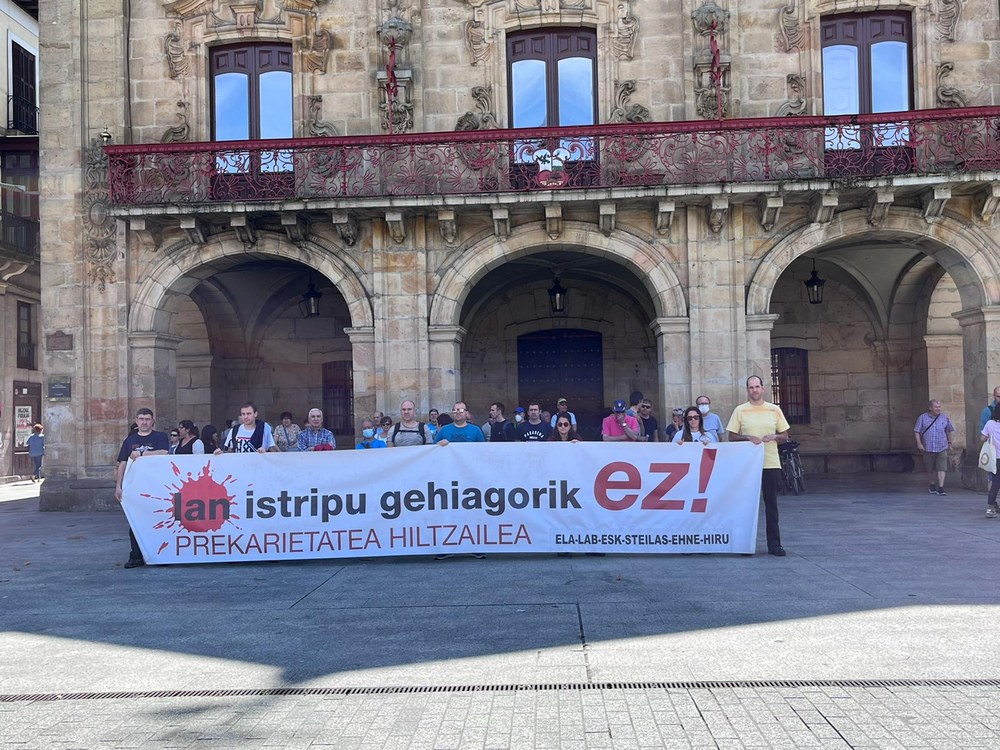 Aramaioko lan heriotza salatzeko elkarretaratzea