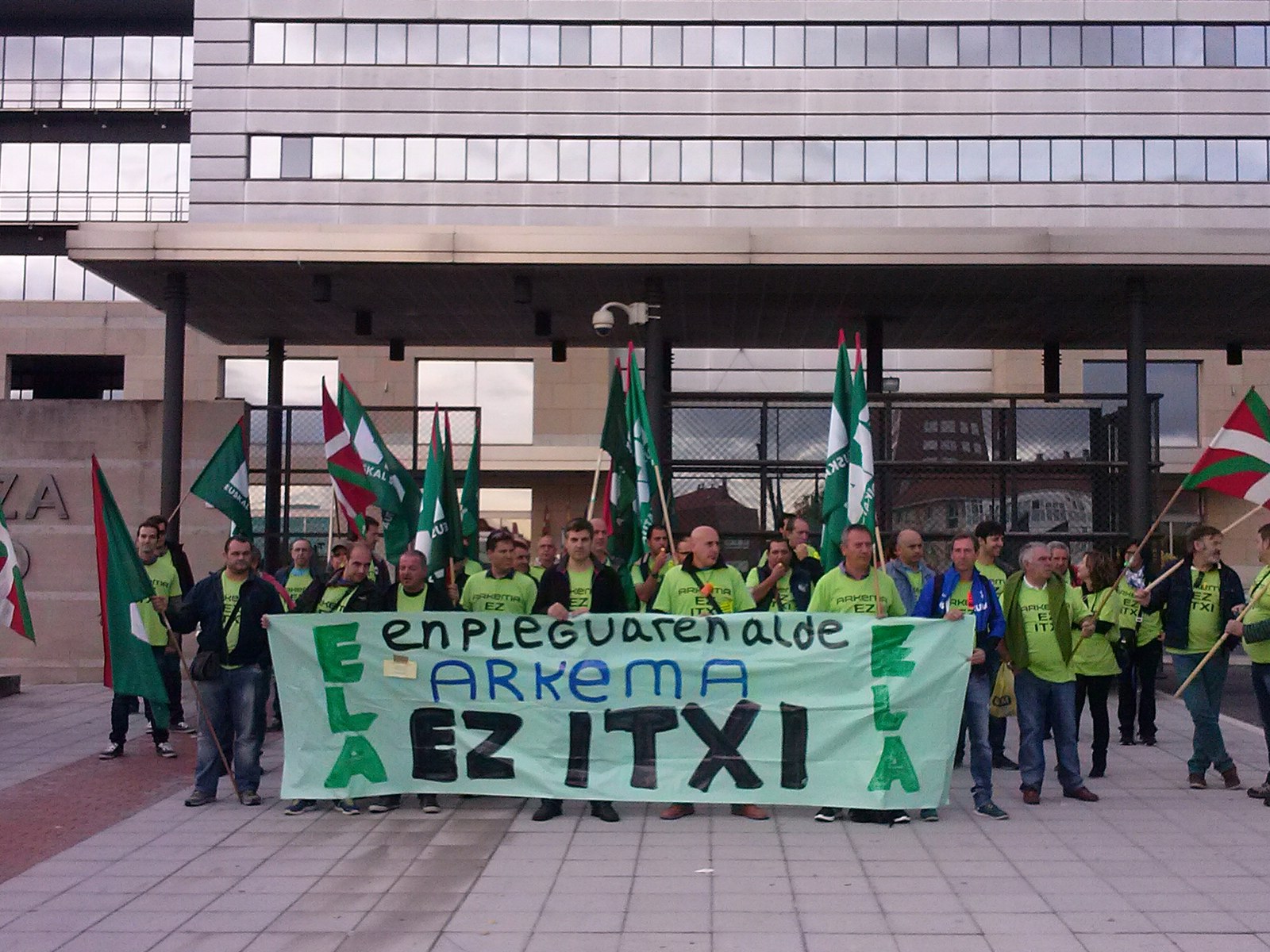 Arkemako langileak Lakuan elkarretaratu dira esku-hartze gehiago eskatzeko