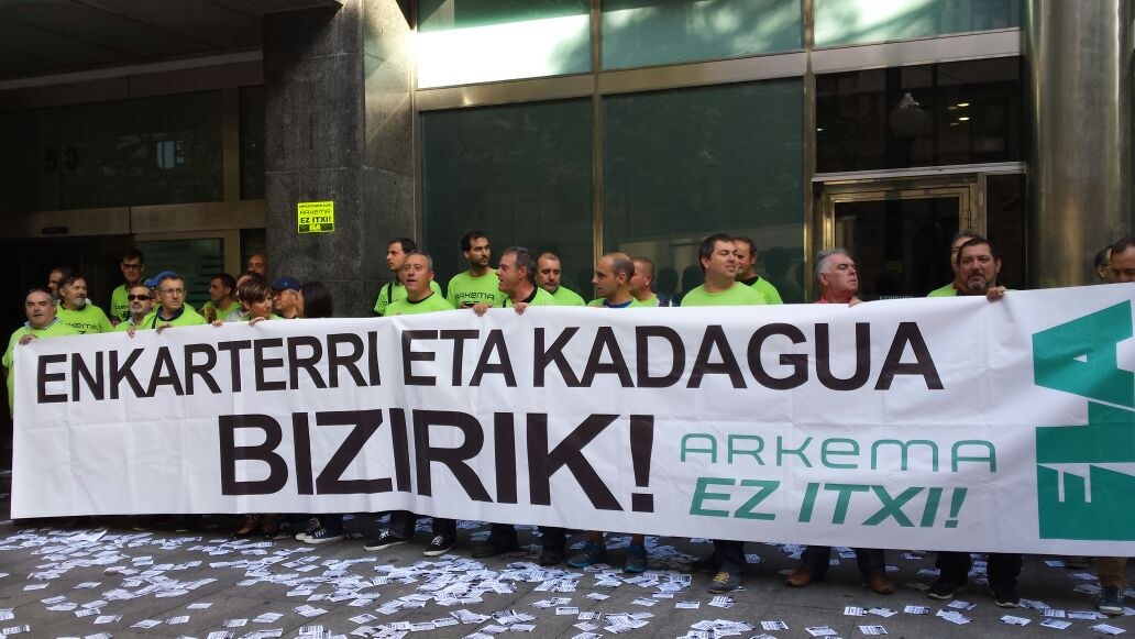 Arkemako langileak patronalaren egoitzaren aurrean elkarretaratu dira