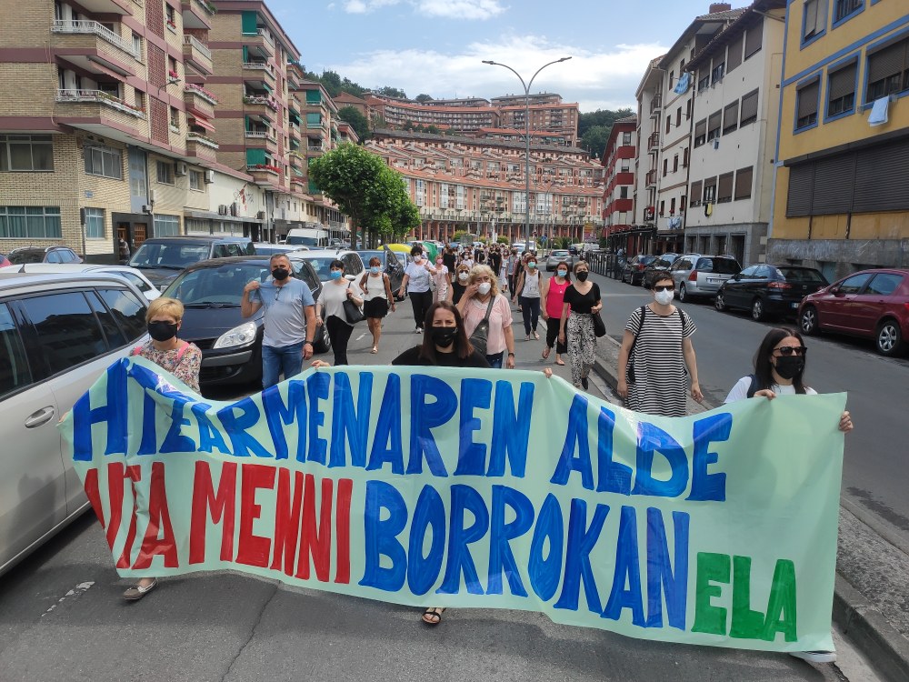 Arrasateko Aita Menni Ospitaleko langileen bosgarren greba egunaren jarraipen zabala