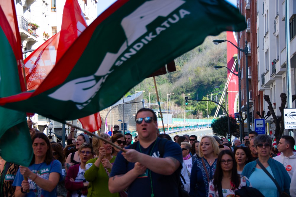 Arratsaldeko lan-txandek eta zerbitzuek ere grebarekin bat egin dute