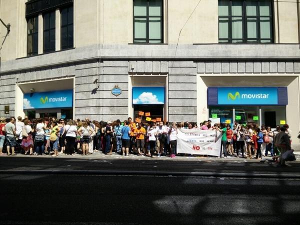 Atento-ko langileek lanuztea egin dute kaleratzeen aurka