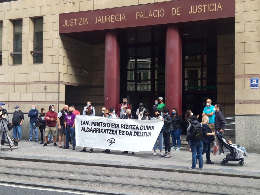 Azken greba orokorrean parte hartzeagatik epaitutako gazteari babesa emateko elkarretaratzea egin dute