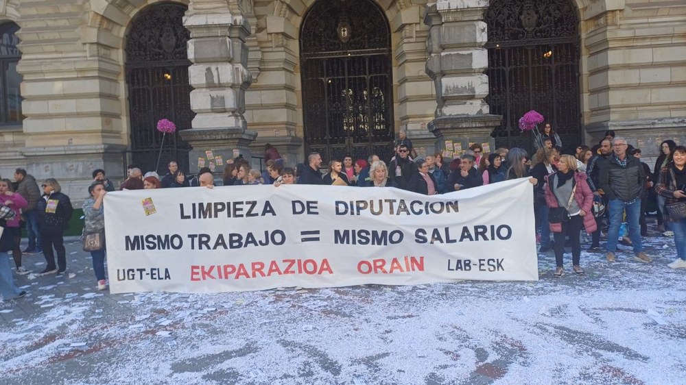 Azpikontratatutako langileak euren soldatak Aldundiko langileenekin parekatzeko mobilizatu dira