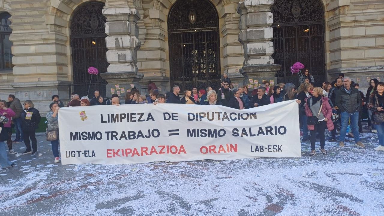Azpikontratatutako langileak euren soldatak Aldundiko langileenekin parekatzeko mobilizatu dira Azpikontratatutako langileak euren soldatak Aldundiko langileenekin parekatzeko mobilizatu dira