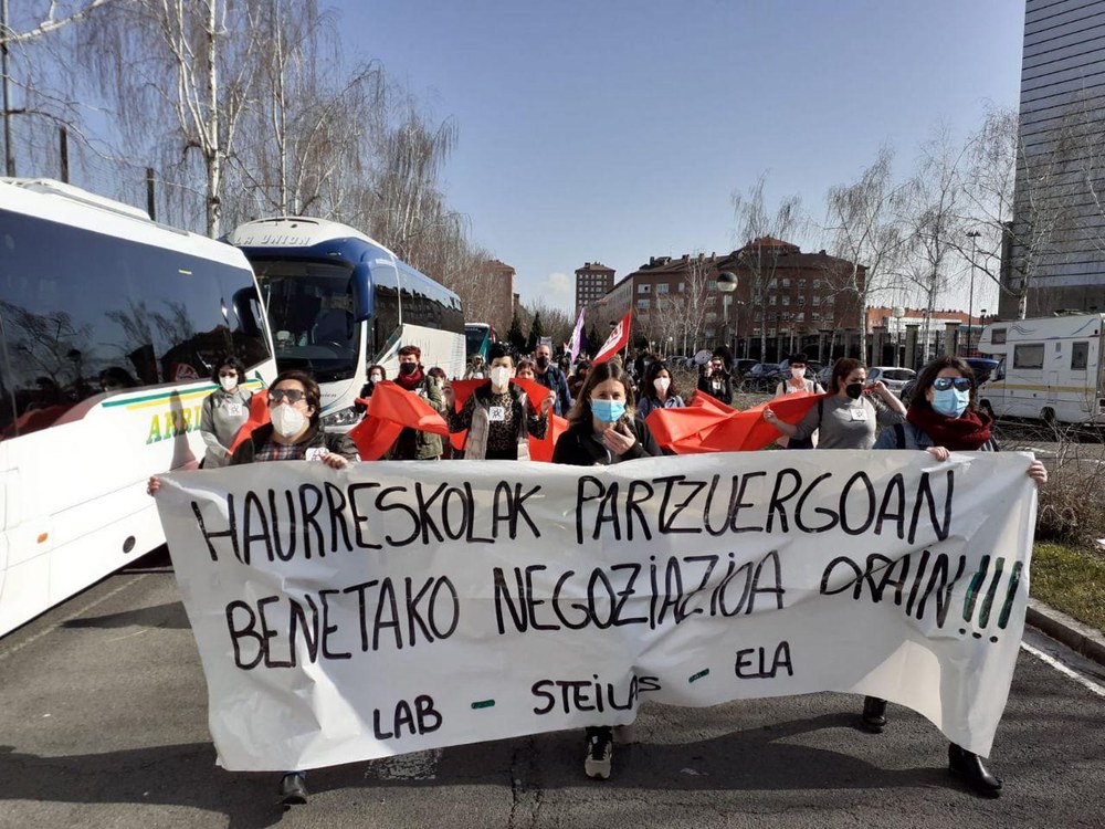 Babes sozial zabala Haurreskolak Partzuergoaren grebari eta haren hezkuntza-zerbitzuari, Jaurlaritzaren mututasunaren aurrean