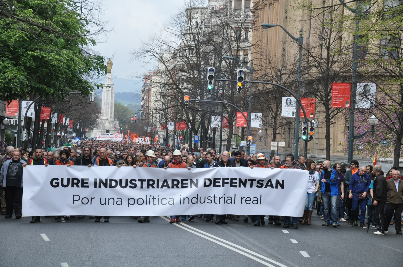 Benetazko politika industrialaren aldeko manifestazio jendetsua Bilbon Benetazko politika industrialaren aldeko manifestazio jendetsua Bilbon
