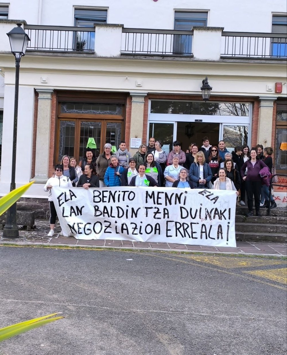 Beste hilabete bat luzatu dute greba blokeoa hausteko