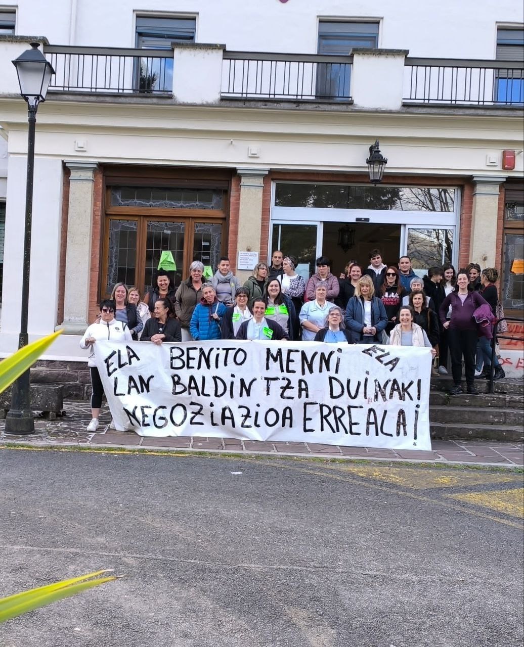 Beste hilabete bat luzatu dute greba blokeoa hausteko