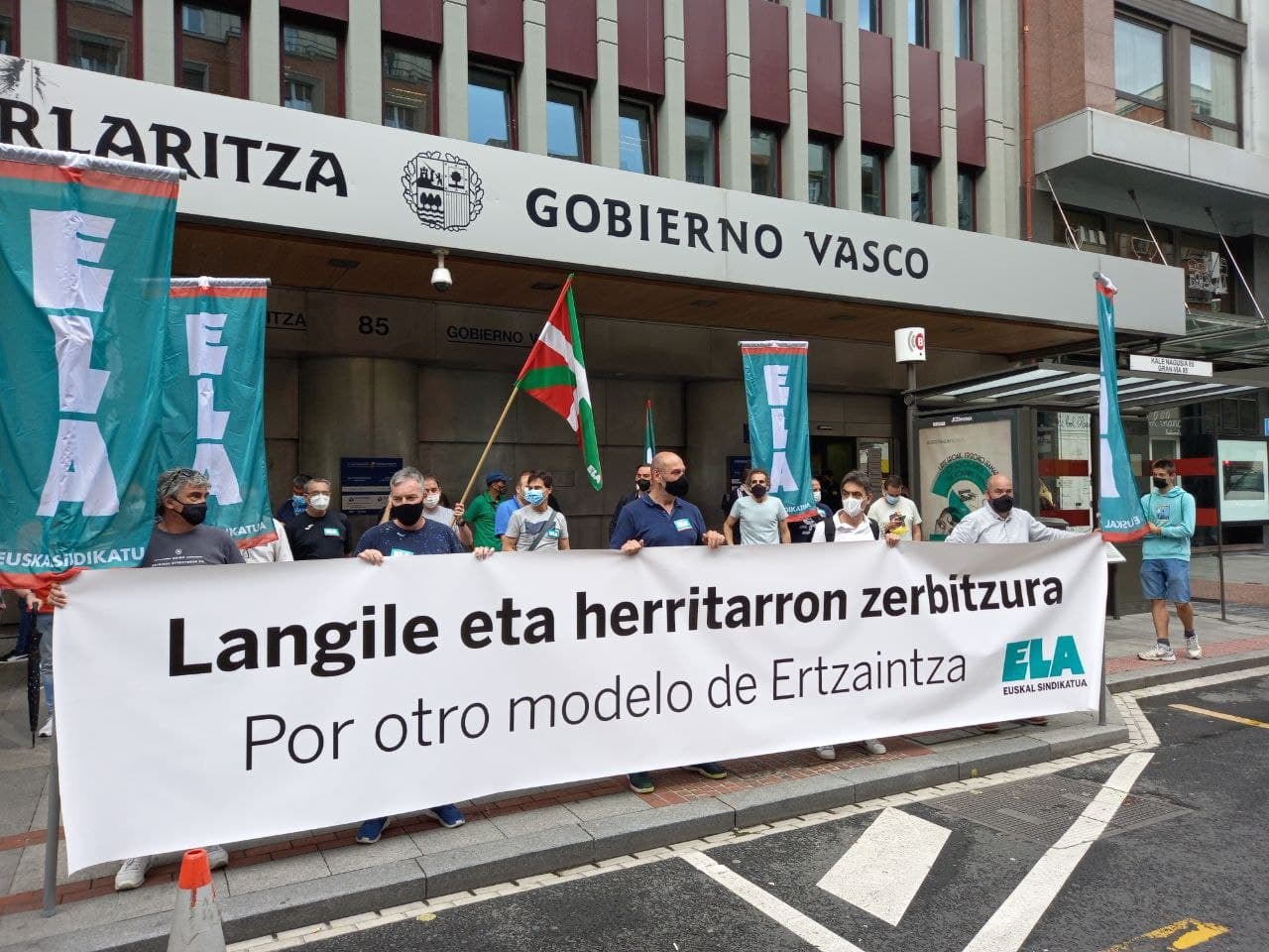 Bestelako polizia eredu baten alde elkarreratzea egin du gaur ELA-Ertzaintzak Bestelako polizia eredu baten alde elkarreratzea egin du gaur ELA-Ertzaintzak