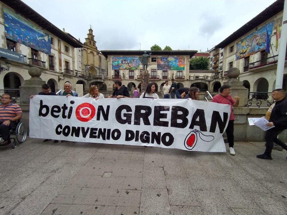 Beti On telelaguntza-zerbitzu publikoko langileek mobilizazioekin jarraitzen dute, eta ez dute baztertzen greba mugagabea deitzea