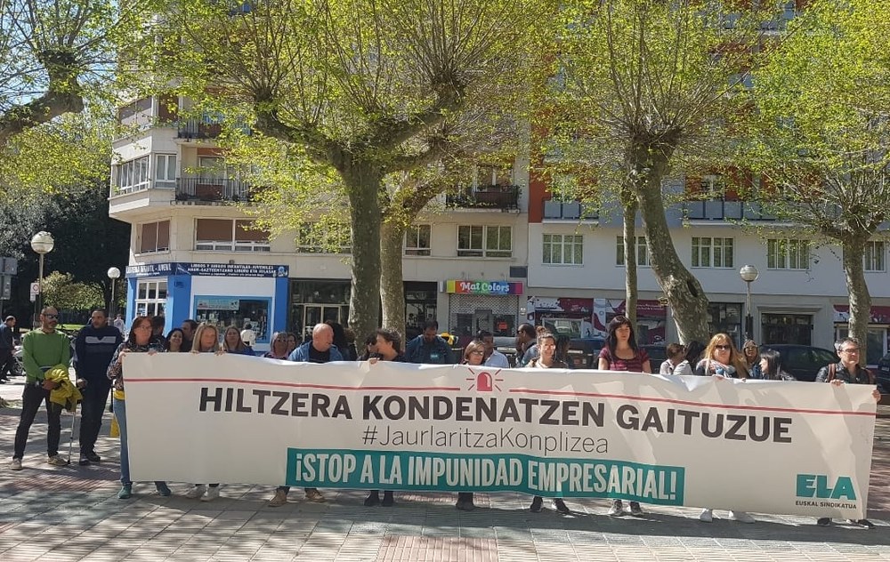Bi garraiolariren heriotza eta sektoreko prekarietatea salatzeko egin du elkarretaratzea ELAk