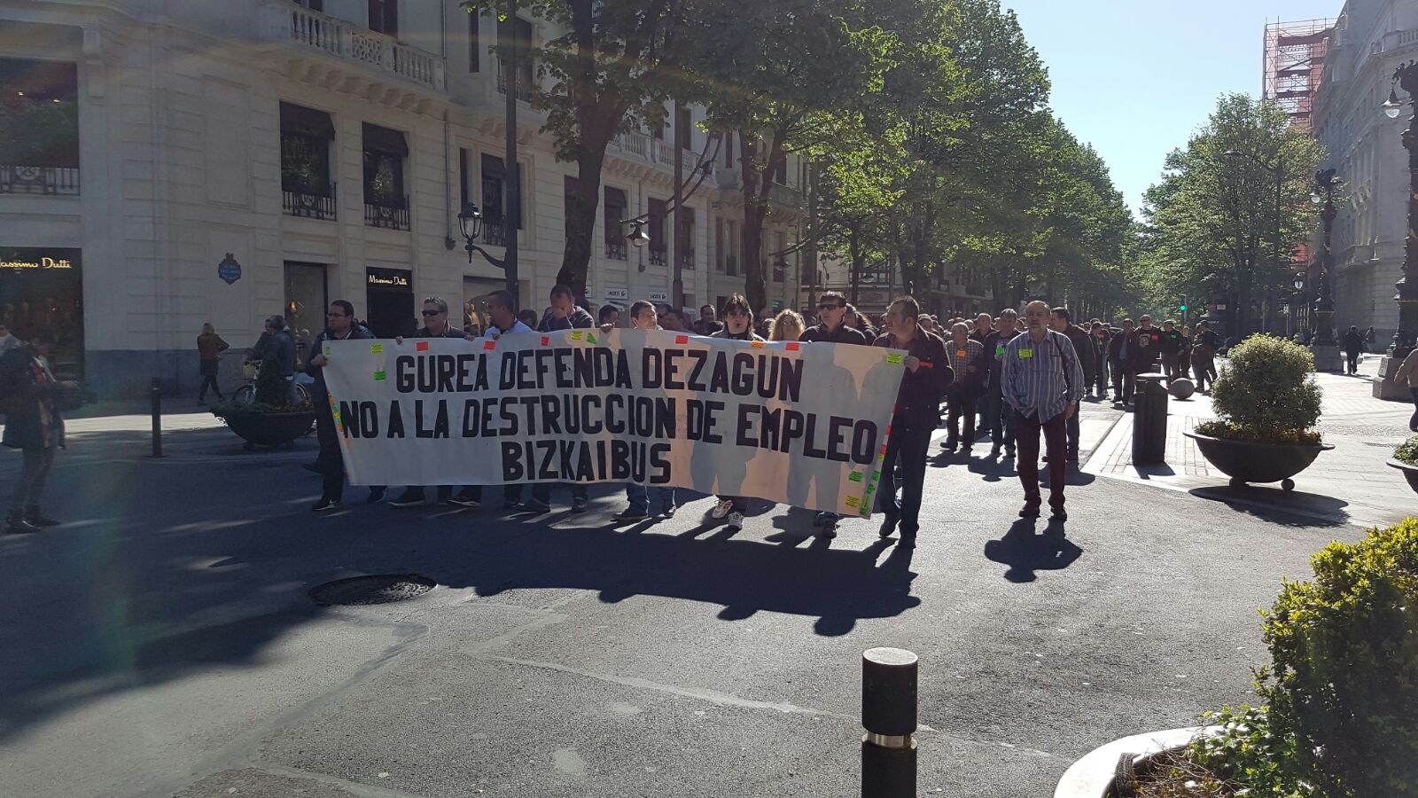 Bi orduko lanuztea egin dute Bizkaibuseko langileek