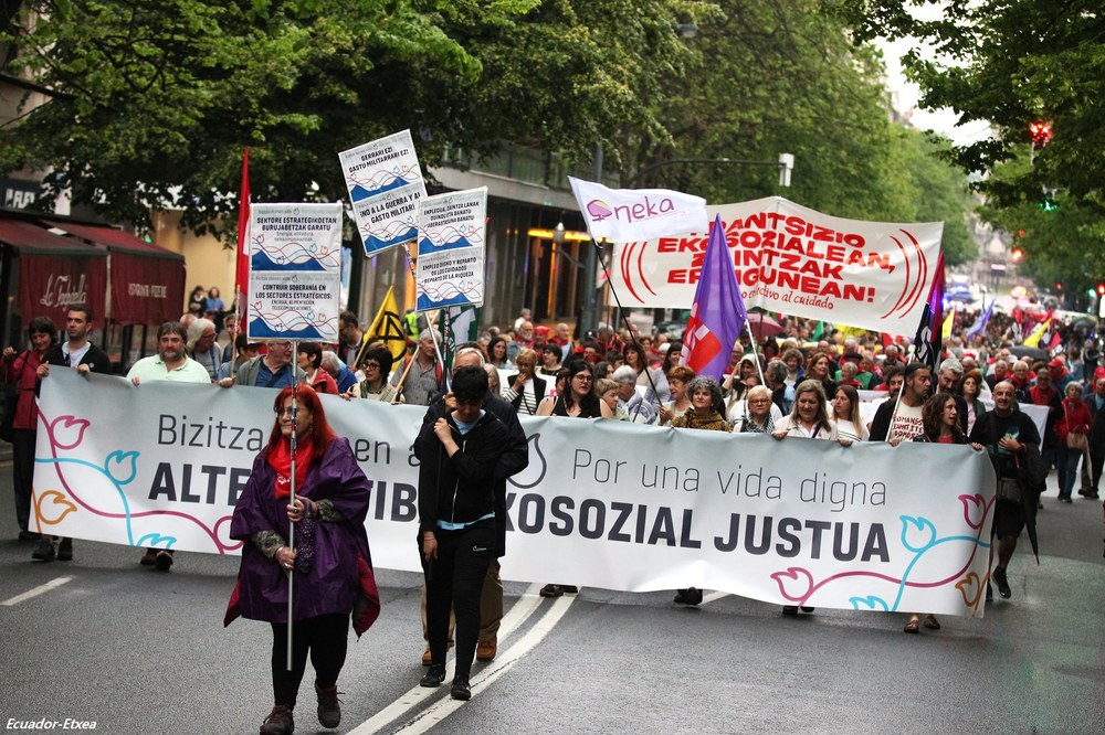 BIDEOA| Milaka lagunek alternatiba ekosozial justua aldarrikatu dute Bilbon eta Iruñean