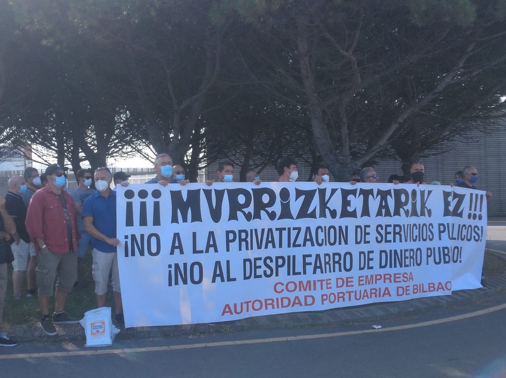 Bilboko Portuko langileek kontzentrazio egin dute lan baldintza eskasak salatzeko