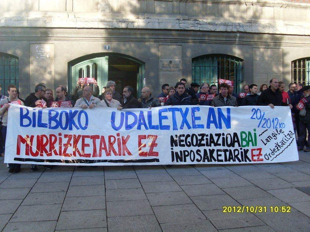 Bilboko udaleko langileak murrizketen aurka eta negoziazio kolektiboaren alde