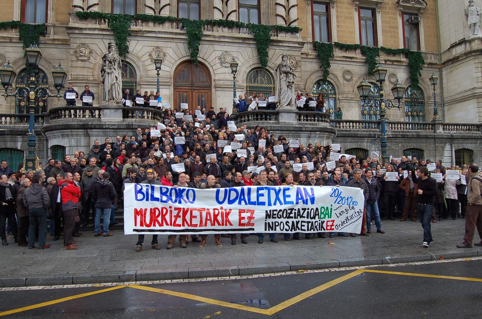 Bilboko Udaleko langileek mobilizazio jendetsua egin dute, Rajoyren dekretuaren inposizioaren kontra