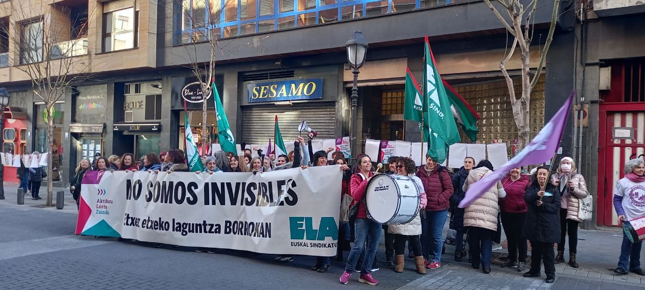 Bizkaiko etxez-etxeko laguntzaren langileak Aztertzen egoitzaren aurrean kontzentratu dira bigarren greba-egunean