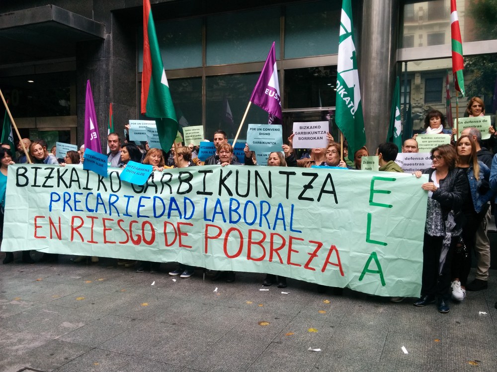 Bizkaiko garbikuntza alorreko langileek hitzarmen duina exijitu dute Bilbon CEBEK patronalaren egoitzaren aurrean