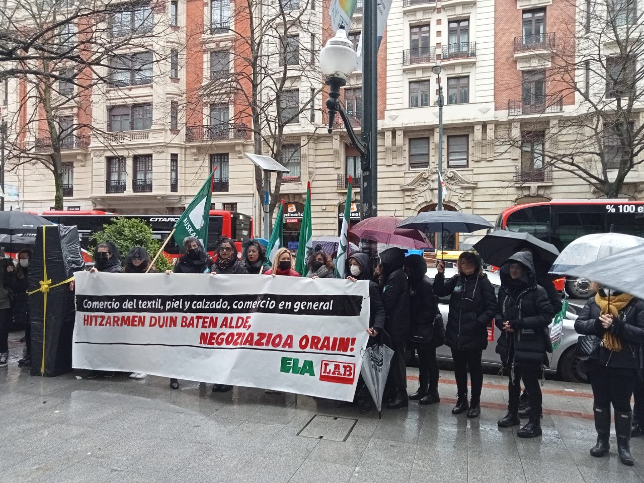 Bizkaiko Merkataritzako langileak grebara aterako dira apirilean, patronalek hitzarmenen negoziazioa blokeatzen jarraitzen badute Bizkaiko Merkataritzako langileak grebara aterako dira apirilean, patronalek hitzarmenen negoziazioa blokeatzen jarraitzen badute
