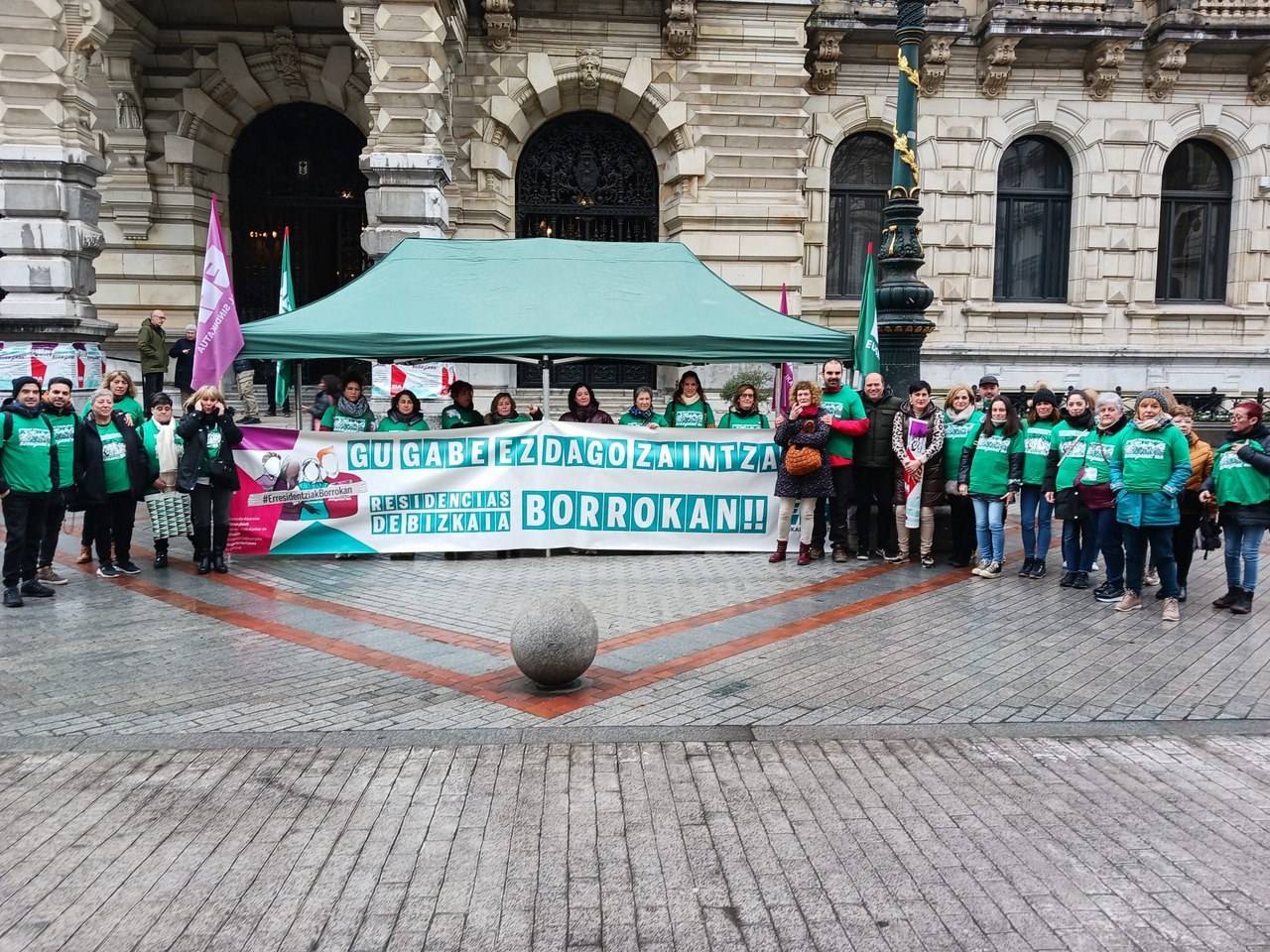 Bizkaiko zahar egoitzetako langileen borrokaren berri emateko karpa jarri dute Foru Aldundiaren aurrean