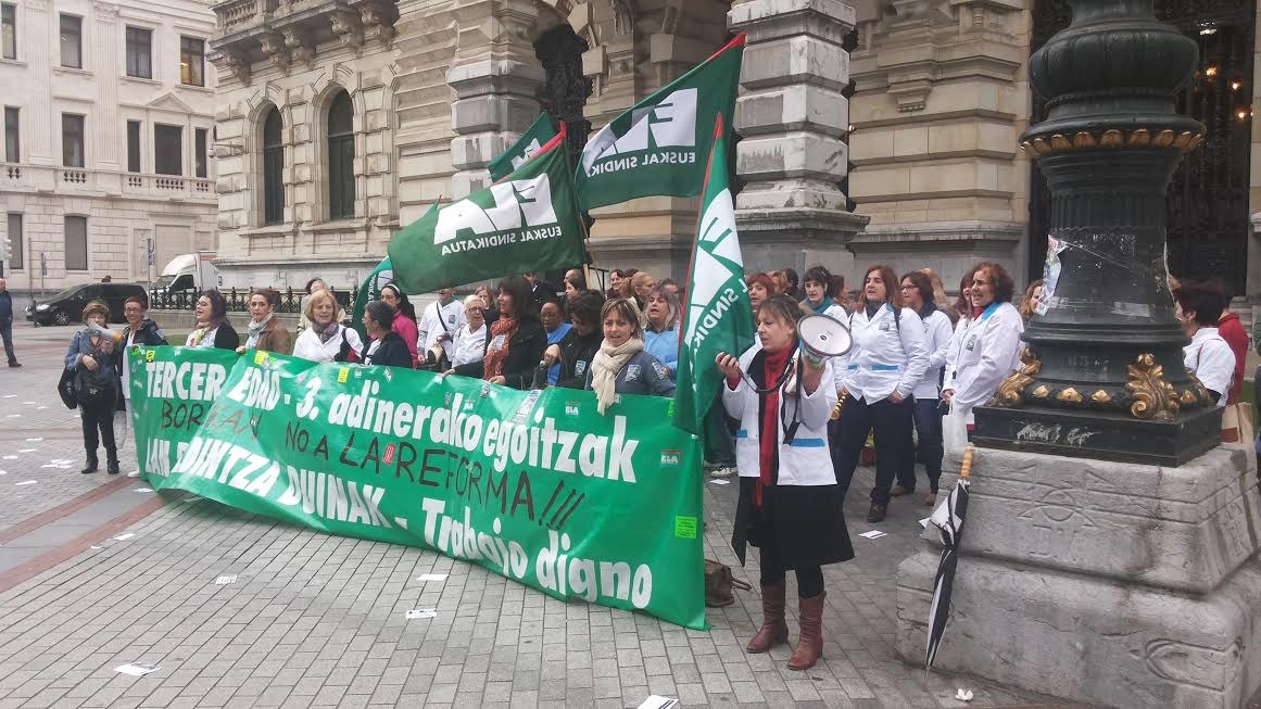 Bizkaiko zahar-etxeetako langileak elkarretaratu dira berriro Aldundiaren aurrean