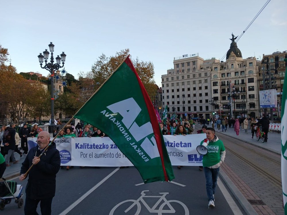 Bizkaiko zahar-etxeteetan beste 7 greba egun hasi dira  Aldundiaren aurrean txistualdi handi batekin