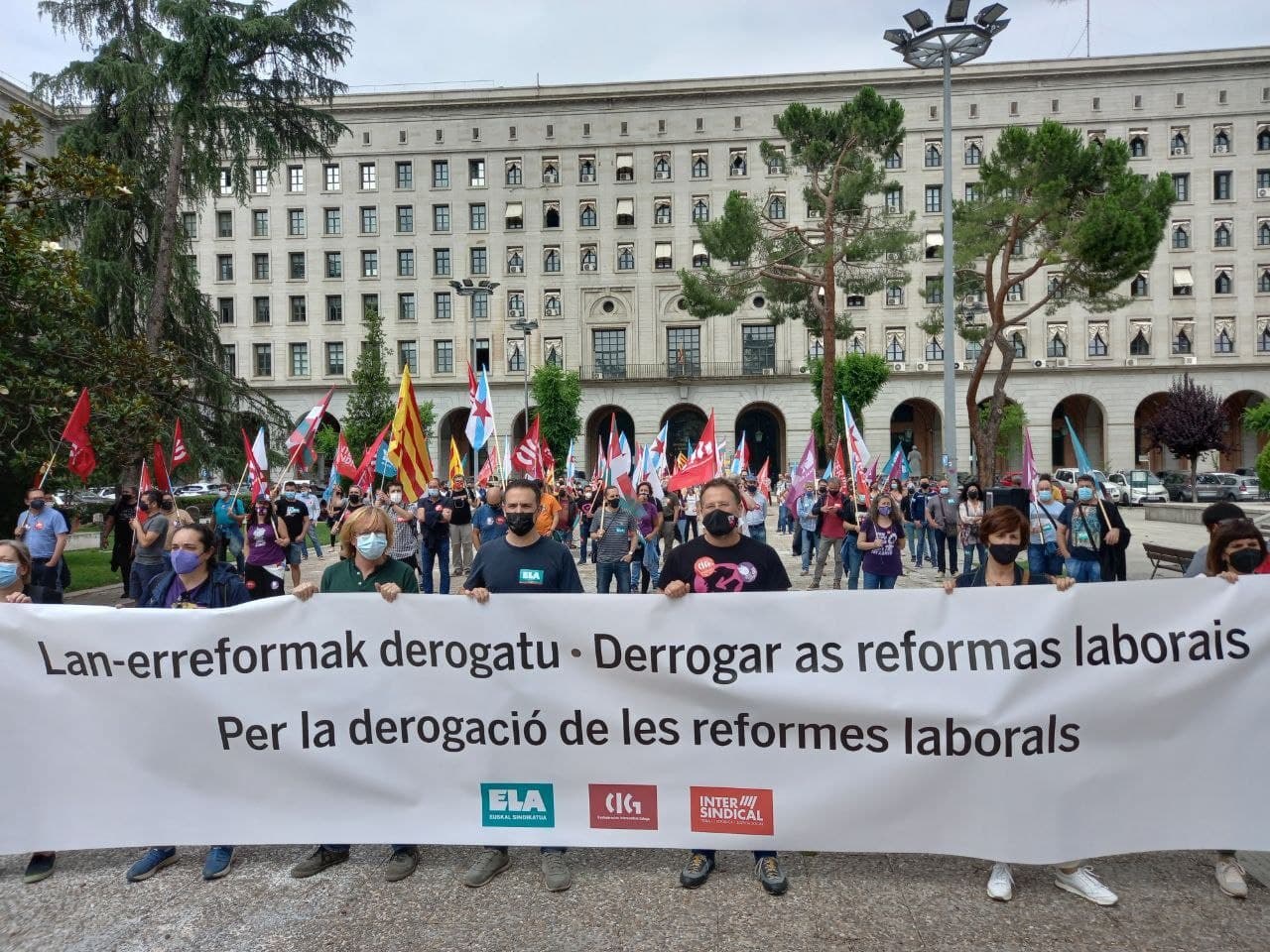 ELA, CIG eta Intersindical sindikatuek elkarretaratzea egin dute Espainiako Lan Ministerioaren aurrean, lan-erreformak indargabetzea eskatzeko