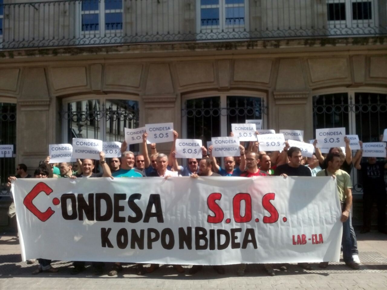 Condesako langileak elkarretaratu dira Eusko Legebiltzarraren aurrean