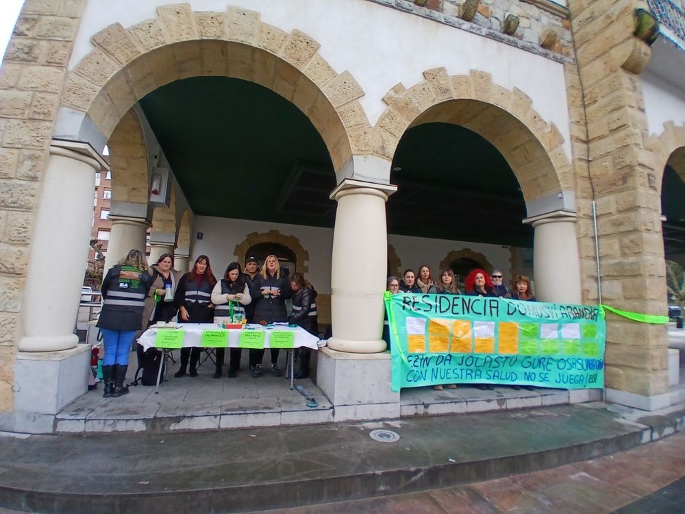 DomusVik behin eta berriro urratzen du greba eskubidea, egun arrunt batean baino langile gehiago ezarriz
